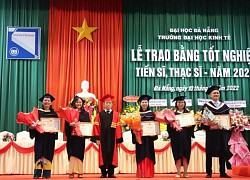 Trường ĐH Kinh tế Đà Nẵng trao bằng thạc sĩ, tiến sĩ đợt 2 năm 2022