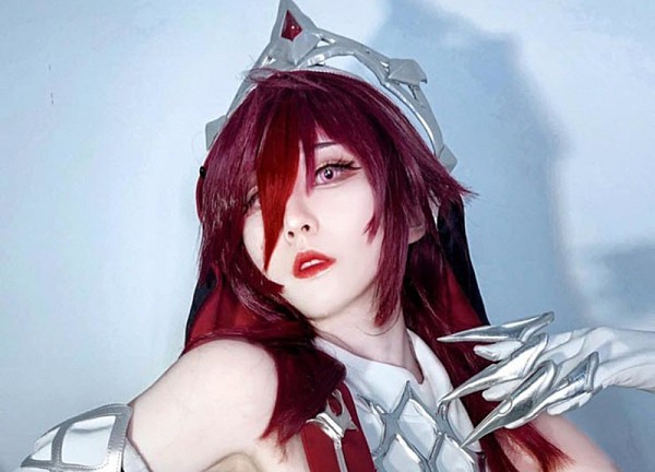 Bỏng mắt với những màn cosplay game Genshin Impact "thiếu vải"