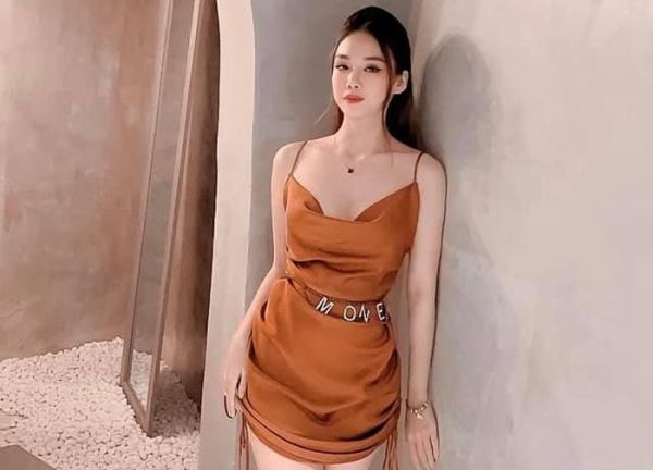 'Hot girl hàng không' gây chú ý khi mặc lộ eo bắn cung