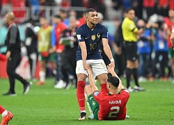 Mbappe mặc áo của Hakimi khi ăn mừng vé vào chung kết World Cup