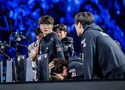 Bức ảnh xúc động về Faker nhận giải 'Khoảnh khắc Esports của năm'