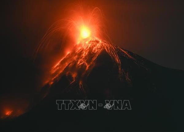 Núi lửa Fuego ở Guatemala phun trào, cột tro bụi cao đến 2 km