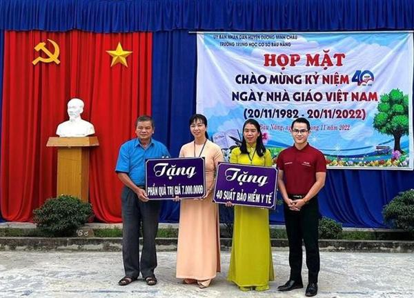 Cậu bé bán vé số trở thành thầy giáo tiếng Anh