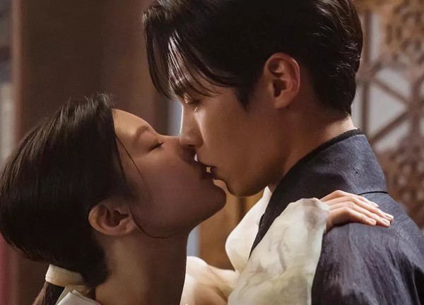 Hoàn hồn 2: Phát sốt với nụ hôn của Go Yoon Jung, Lee Jae Wook