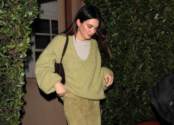 Kendall Jenner cô đơn đi ăn tối một mình sau khi chia tay bạn trai