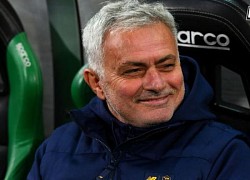 Mourinho gây náo loạn ở sân bay Bồ Đào Nha trước tin đồn thay Santos