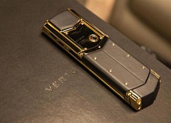 Vertu Signature V Pure Black Full Gold có giá gần 2,3 tỷ đồng, là chiếc điện thoại đắt nhất Việt Nam