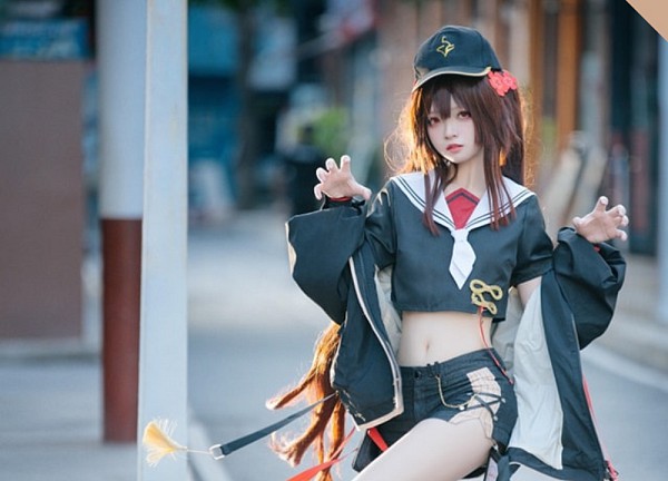 Cosplay Hutao trong Genshin Impact theo phong cách hiện đại