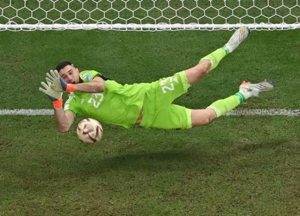 Emiliano Martinez gây bão vì màn ăn mừng khiêu khích