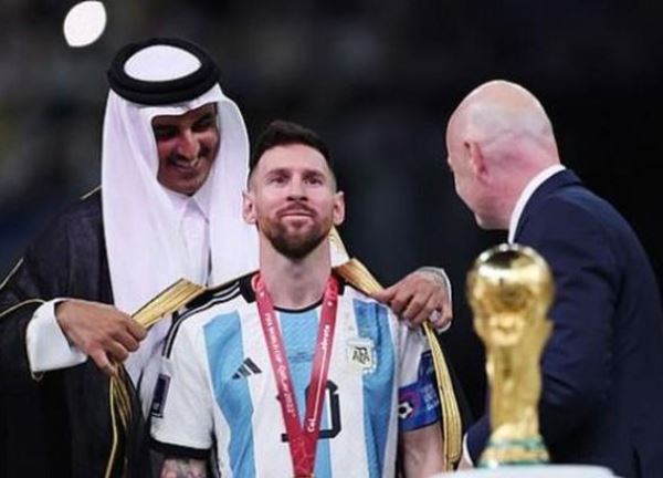 Giải mã ý nghĩa chiếc áo choàng đen được Messi khoác khi vô địch World Cup 2022