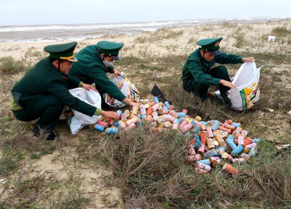 Hàng trăm hộp thuốc lá trôi dạt vào bờ biển Quảng Bình