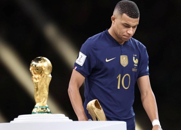 Khoảnh khắc Mbappé lướt ngang cup World Cup giống Messi 8 năm trước