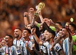 Khoảnh khắc Messi và dàn sao Argentina nâng cao cúp vàng World Cup 2022