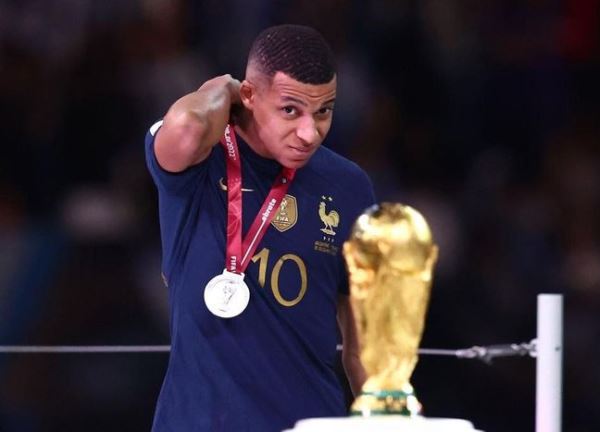 Mbappe gánh vác tương lai bóng đá Pháp