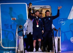 Messi gặp sự cố hy hữu khi diễu hành ăn mừng tại Argentina