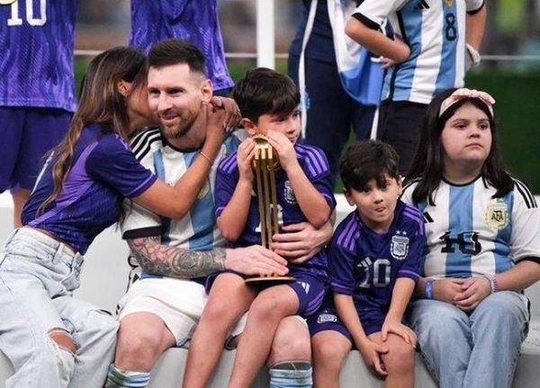 Messi nhận thông điệp đặc biệt từ Ronaldo, Pele, Neymar sau chức vô địch lịch sử