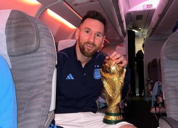 Messi và đồng đội hồi hương