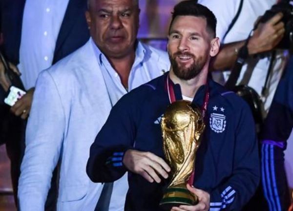 Messi và đồng đội phải trả lại cúp vàng trị giá 20 triệu USD cho FIFA