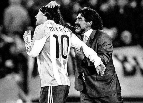 Số 10 Maradona mỉm cười với số 10 Messi