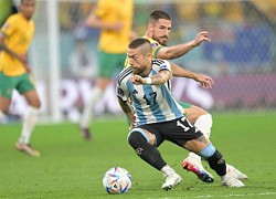 Tiền vệ Argentina ném tiền cho CĐV khi diễu hành