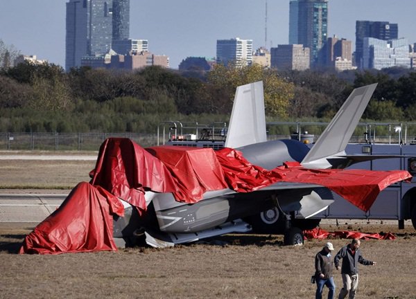 Video tiêm kích tàng hình F-35 của Mỹ lao mũi xuống đường băng, phi công thoát hiểm trong gang tấc