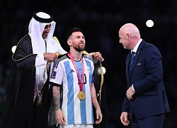 Ý nghĩa về chiếc áo choàng Quốc vương Qatar tự tay mặc cho Messi hiếm có trong lịch sử