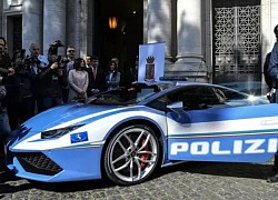 Cảnh sát Italy dùng siêu xe Lamborghini vận chuyển 'món quà Giáng sinh tuyệt đẹp nhất'