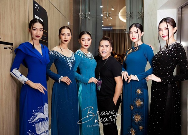 Hương Ly mở màn, Thiên Ân đội mấn và khung nặng hơn 15kg vẫn tự tin catwalk