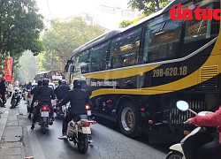 'Nhức mắt' xe hợp đồng, taxi, xe công nghệ... chen chúc, quần thảo phố cổ