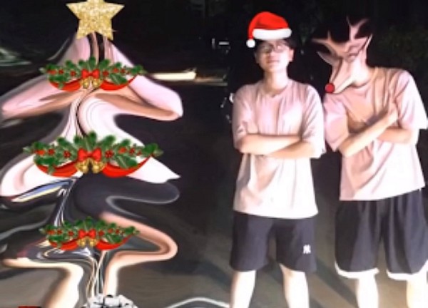 'Thánh photoshop' biến nhóm bạn thành cây thông Noel, tuần lộc