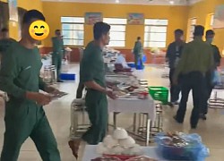 "Độc lạ" tiệc báo hỷ được tổ chức trong quân ngũ: Tuy giản đơn nhưng đong đầy tình cảm