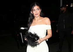 "Mẹ 2 con" Kylie Jenner diện đầm trễ vai gợi cảm đi dự tiệc