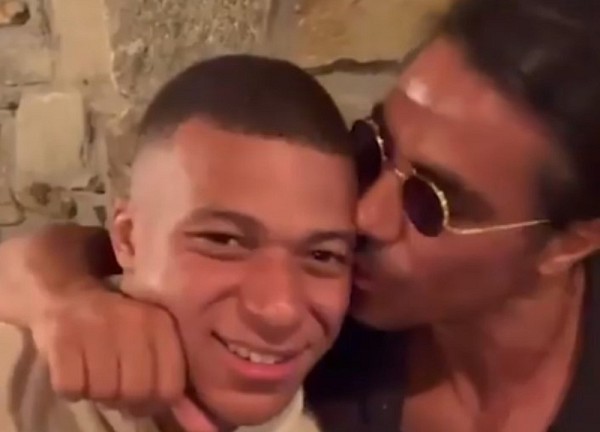 'Thánh Rắc Muối' Bị Chỉ Trích Khi Hôn Má Mbappe