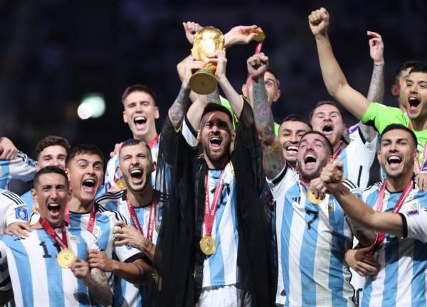 World Cup 2022: CĐV Argentina có hành động bất ngờ khiến NHM Pháp 'ngừng khóc'