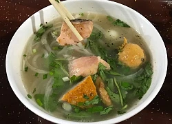 Bánh canh cá ăn với hành tây lạ miệng ở Sài Gòn