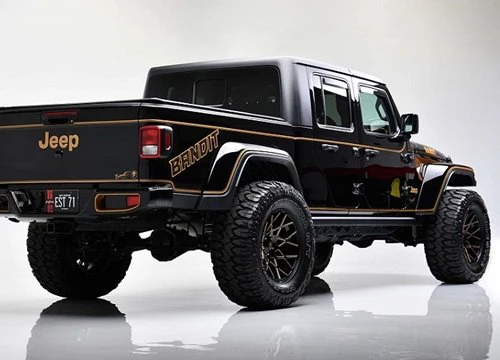 Đấu giá Jeep Gladiator Bandit Outlaw "khủng" độ Pontiac Trans Am