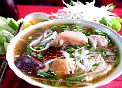 Tô bún chả Huế thơm mùi khói trong quán nhỏ Sài Gòn