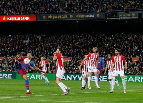 Aubameyang thăng hoa trong màu áo Barca