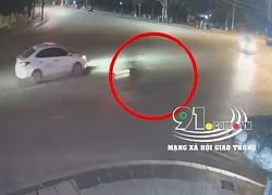 Clip: Phóng bạt mạng qua ngã tư, nam thanh niên tông thẳng vào đầu ôtô