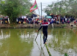 Cười sảng khoái với trò chơi "đi cầu khỉ" ở lễ hội chợ quê