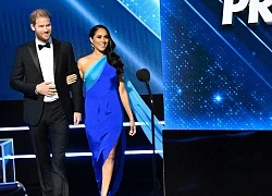 Khoảnh khắc Meghan lên sân khấu nhận giải thưởng danh giá có hành động kém tinh tế khiến Harry bối rối