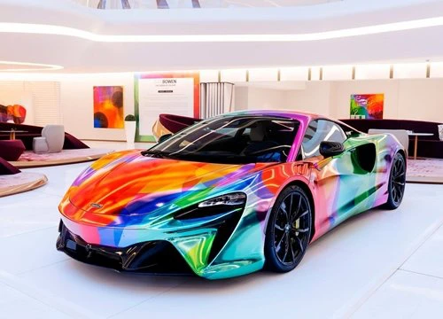 McLaren Artura "hóa" Art Car sắc màu sau khi qua tay nữ nghệ sĩ người Anh