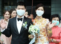 Chú rể tiếp khách đến mức "bất tỉnh nhân sự" trong đám cưới, hành động của cô dâu sau đó khiến dân mạng cười ngả nghiêng