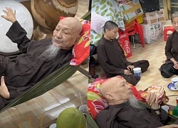 Lê Tùng Vân được các đệ tử "tế sống" ngày đầu năm, gọi là "thiền sinh tiến hóa"