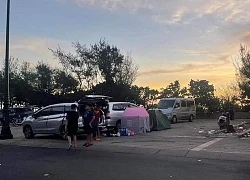 Người dân đổ xô đi du lịch nhưng không có phòng phải trải bạt đắp mền ngủ ngay trên lề đường!