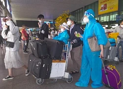 Sân bay Tân Sơn Nhất đông nghẹt người, hành khách tranh giành taxi về nhà