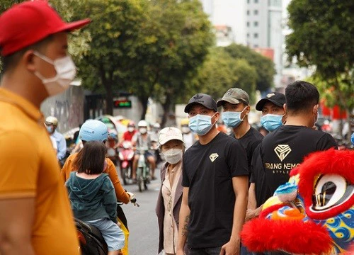 Chùm ảnh: Dân tình tụ tập trước shop Trang Nemo ngày khai trương khi nghe "phong phanh" sẽ bị tạt mắm tôm, cái kết là...?