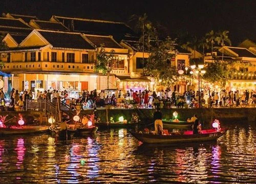 Hàng nghìn người tham quan Hội An ngày đầu sau Tết