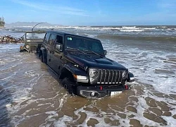 Mắc kẹt giữa biển, bộ đôi chủ nhân Jeep "trầm cảm" với mức sửa chữa lên tới hàng trăm triệu đồng