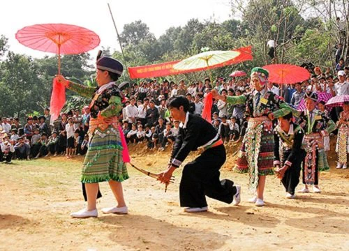 Người quay clip kể lại khoảnh khắc thiếu nữ Hà Giang bị "bắt về làm vợ" khi du xuân